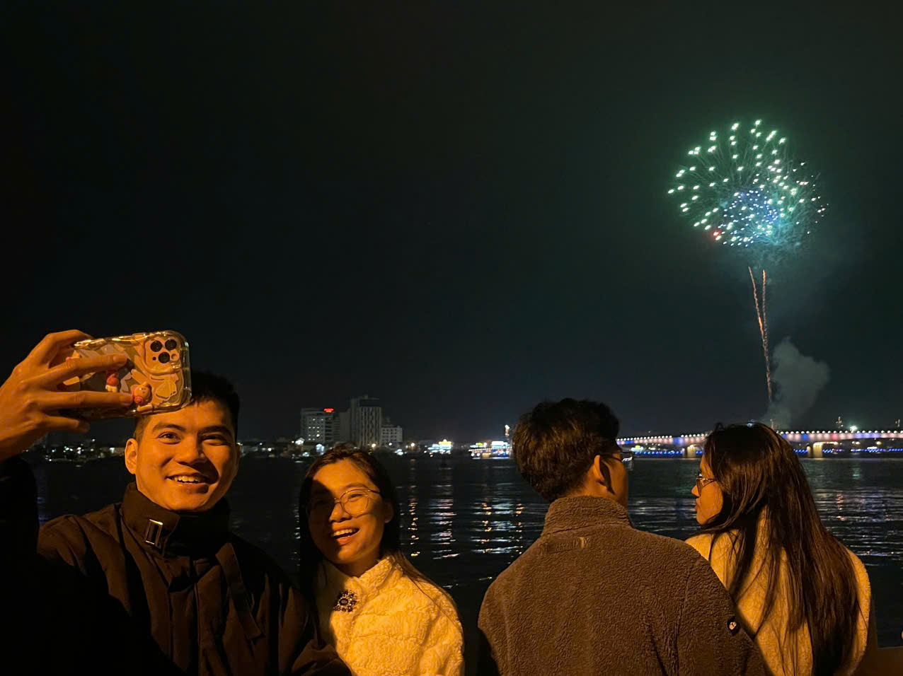 Thành phố Huế, Quảng Bình: Lung linh những màn pháo hoa trong thời khắc giao thừa